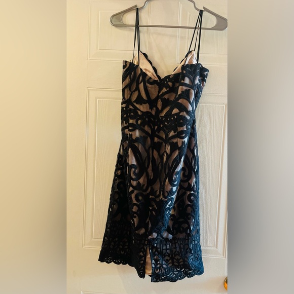 Lulu's Black Lace Dress. Medium - Picture 5 of 6